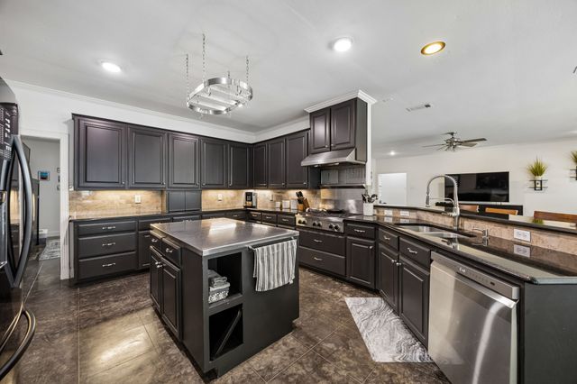 107 N Westlake Drive, Leonard, TX 75452