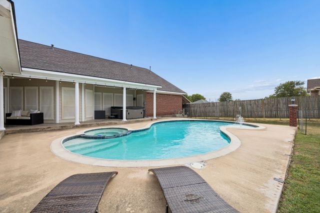 107 N Westlake Drive, Leonard, TX 75452