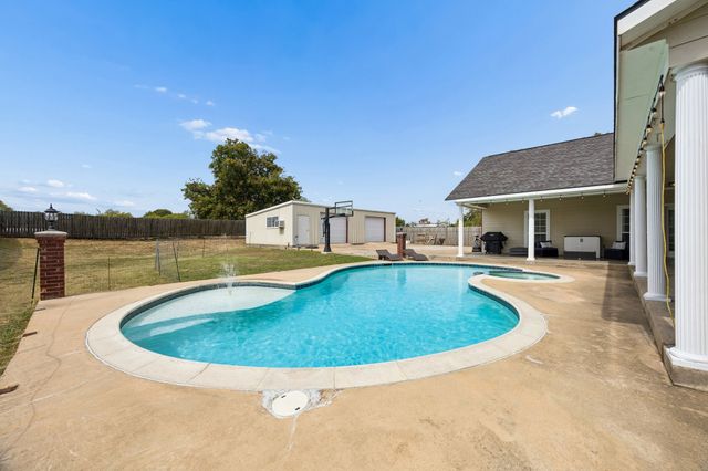 107 N Westlake Drive, Leonard, TX 75452
