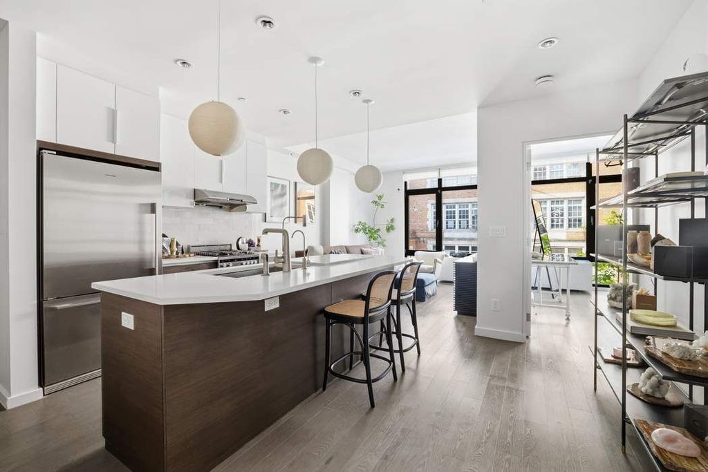 427 E 12th St Apt 3A, New York City, NY 10009