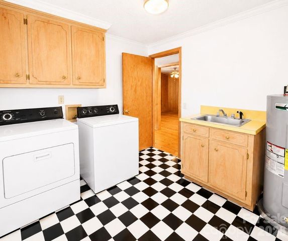 102 Aderholdt Road, Bessemer City, NC 28016