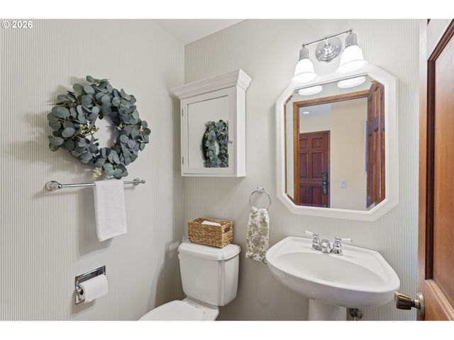 847 FAIRWAY VIEW Dr, Eugene, OR 97401