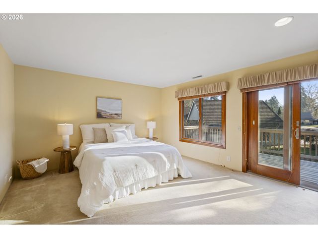 847 FAIRWAY VIEW Dr, Eugene, OR 97401