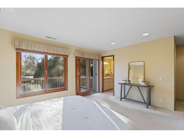 847 FAIRWAY VIEW Dr, Eugene, OR 97401