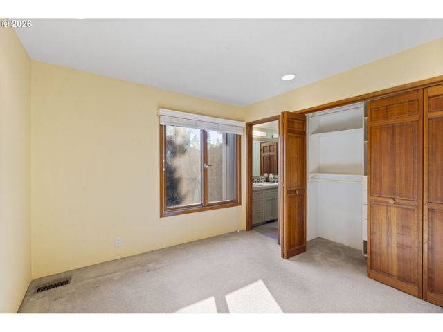 847 FAIRWAY VIEW Dr, Eugene, OR 97401