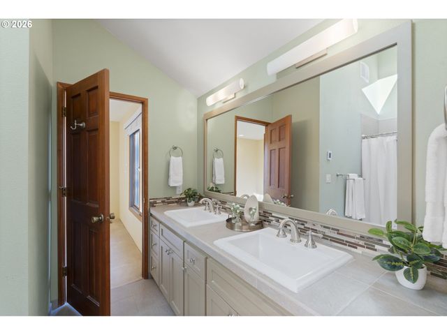 847 FAIRWAY VIEW Dr, Eugene, OR 97401