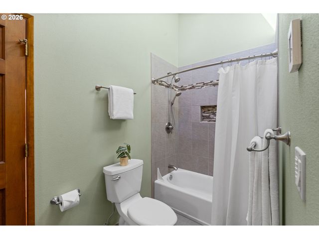 847 FAIRWAY VIEW Dr, Eugene, OR 97401