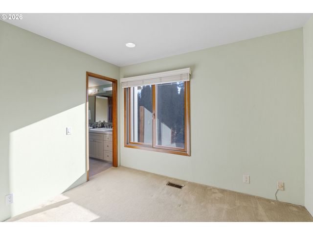 847 FAIRWAY VIEW Dr, Eugene, OR 97401