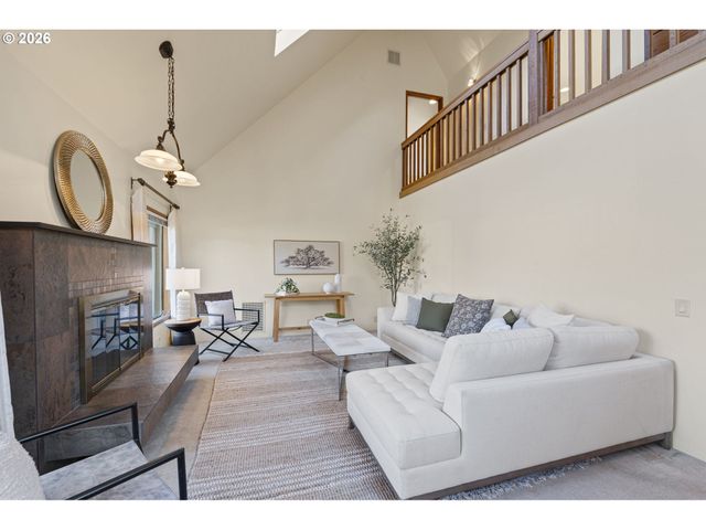 847 FAIRWAY VIEW Dr, Eugene, OR 97401