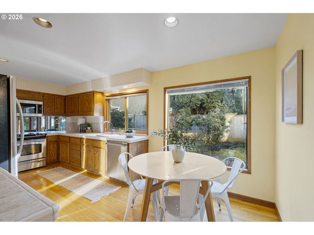 847 FAIRWAY VIEW Dr, Eugene, OR 97401