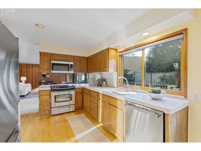 847 FAIRWAY VIEW Dr, Eugene, OR 97401