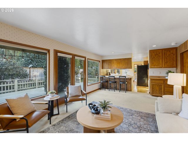 847 FAIRWAY VIEW Dr, Eugene, OR 97401