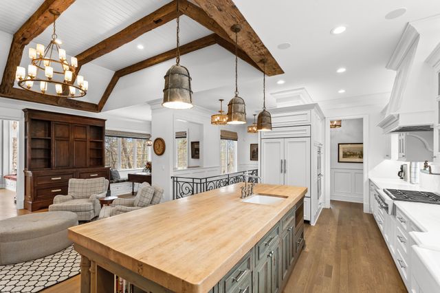 325 Highcroft Lane, Wayzata, MN 55391