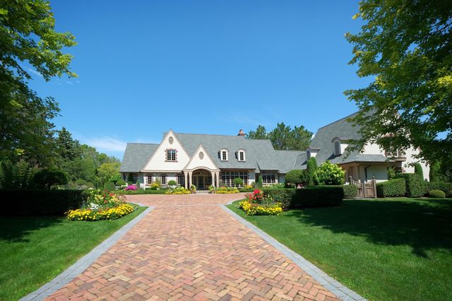 325 Highcroft Lane, Wayzata, MN 55391