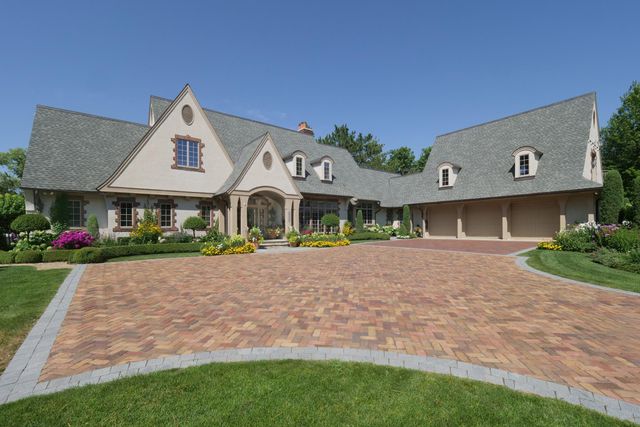 325 Highcroft Lane, Wayzata, MN 55391
