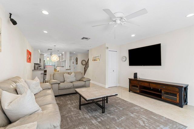 842 SE 19th Avenue 103, Deerfield Beach, FL 33441
