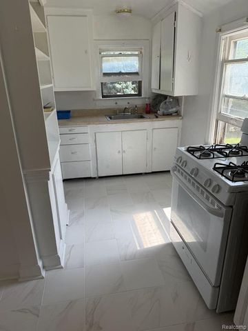 2180 Olive Avenue, Lincoln Park, MI 48146