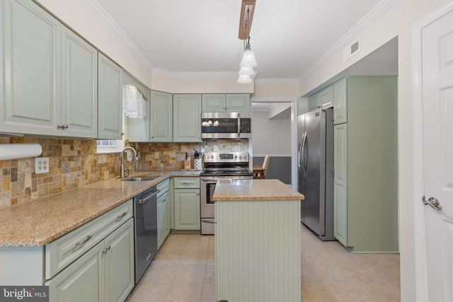 36 WHITECHAPEL DR, Mount Laurel, NJ 08054