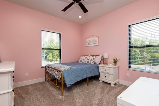 1367 S Casa Grande Avenue, Springfield, MO 65802