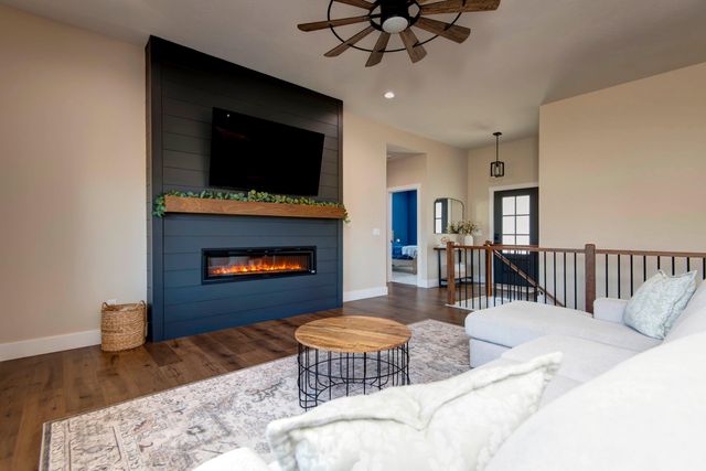 1367 S Casa Grande Avenue, Springfield, MO 65802