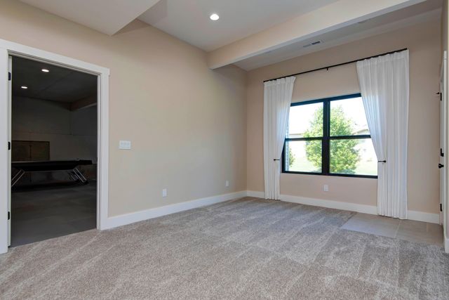1367 S Casa Grande Avenue, Springfield, MO 65802