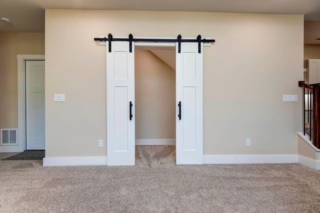 1367 S Casa Grande Avenue, Springfield, MO 65802