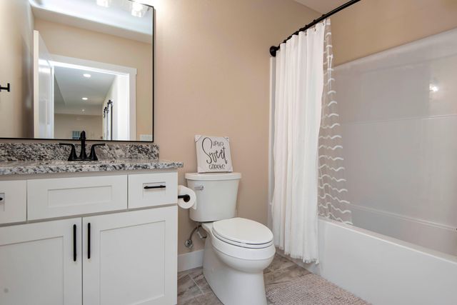 1367 S Casa Grande Avenue, Springfield, MO 65802