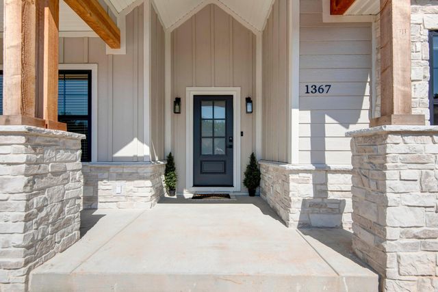1367 S Casa Grande Avenue, Springfield, MO 65802