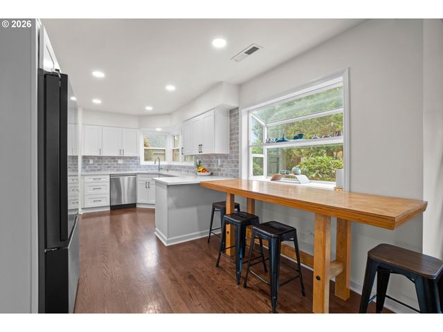 8460 Sw FAIRWAY Dr, Portland, OR 97225