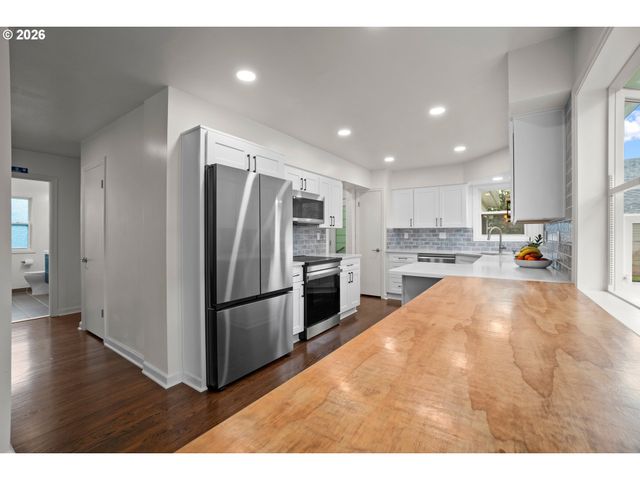 8460 Sw FAIRWAY Dr, Portland, OR 97225