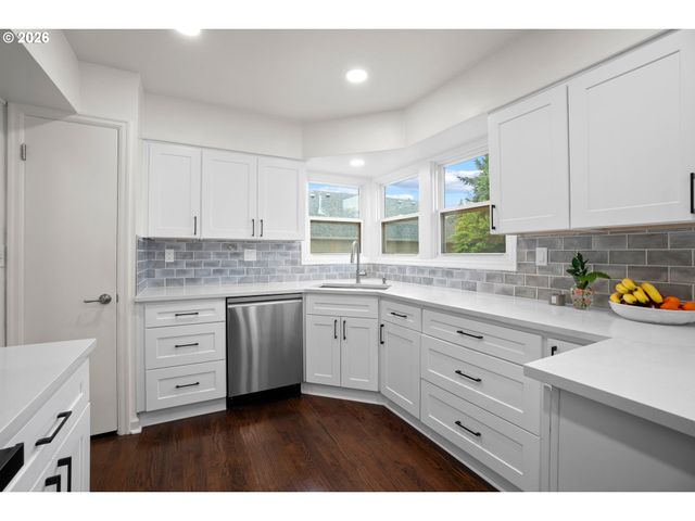 8460 Sw FAIRWAY Dr, Portland, OR 97225