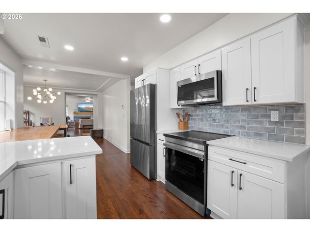 8460 Sw FAIRWAY Dr, Portland, OR 97225