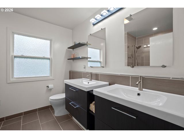 8460 Sw FAIRWAY Dr, Portland, OR 97225