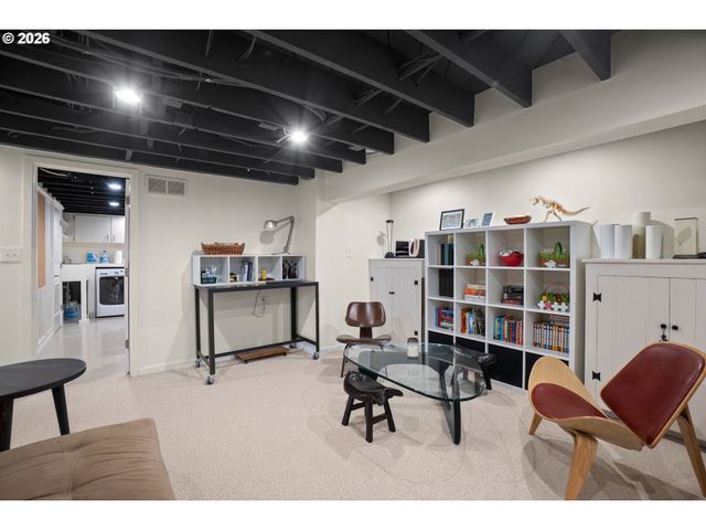 8460 Sw FAIRWAY Dr, Portland, OR 97225