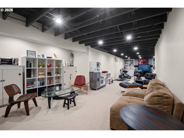 8460 Sw FAIRWAY Dr, Portland, OR 97225