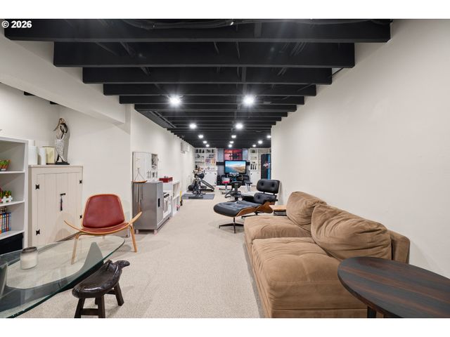 8460 Sw FAIRWAY Dr, Portland, OR 97225