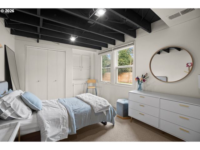 8460 Sw FAIRWAY Dr, Portland, OR 97225