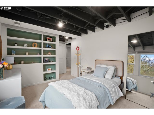 8460 Sw FAIRWAY Dr, Portland, OR 97225