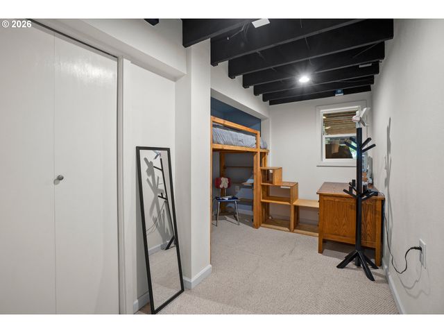 8460 Sw FAIRWAY Dr, Portland, OR 97225