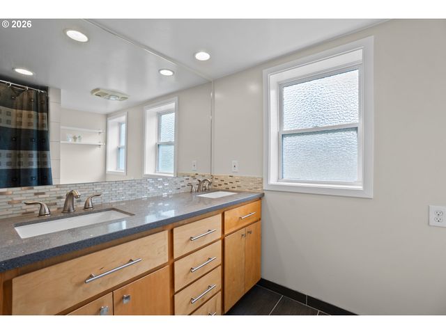 8460 Sw FAIRWAY Dr, Portland, OR 97225