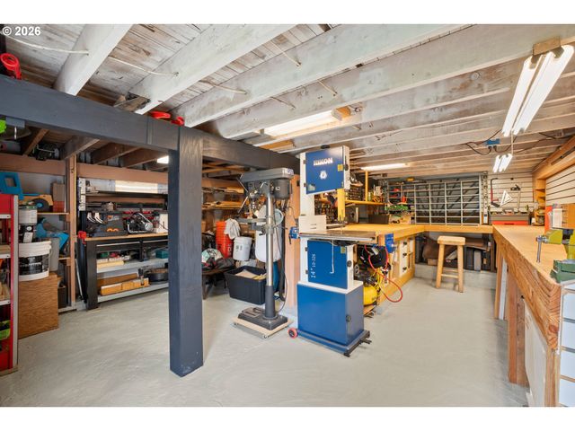 8460 Sw FAIRWAY Dr, Portland, OR 97225