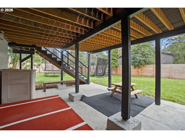 8460 Sw FAIRWAY Dr, Portland, OR 97225