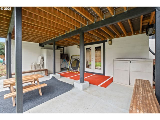 8460 Sw FAIRWAY Dr, Portland, OR 97225