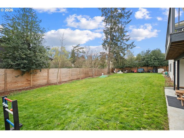 8460 Sw FAIRWAY Dr, Portland, OR 97225
