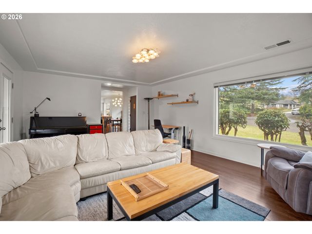 8460 Sw FAIRWAY Dr, Portland, OR 97225