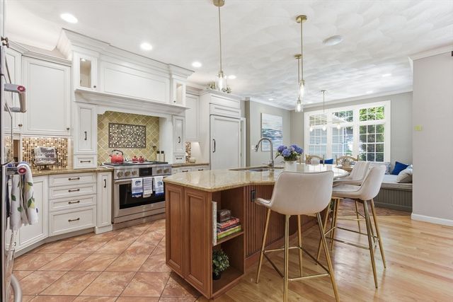 27 Boulder Dr, Burlington, MA 01803