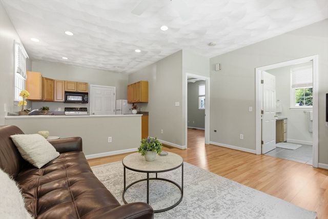 27 Boulder Dr, Burlington, MA 01803