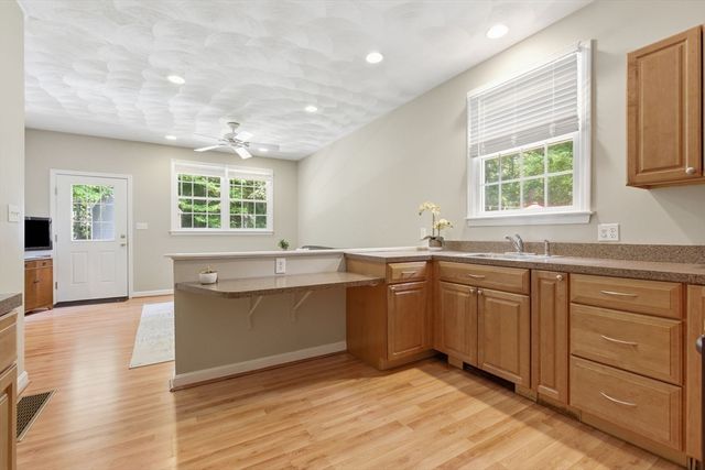 27 Boulder Dr, Burlington, MA 01803
