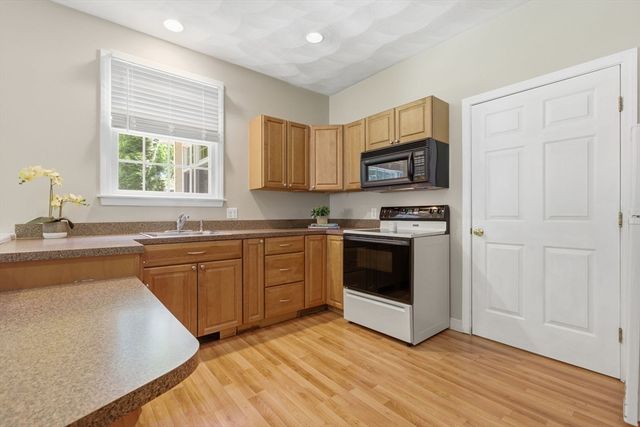 27 Boulder Dr, Burlington, MA 01803