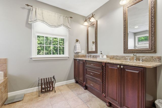27 Boulder Dr, Burlington, MA 01803